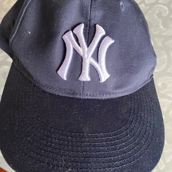 New York Yankees baseball hat – blue – perfect condition - Picture 8 of 8